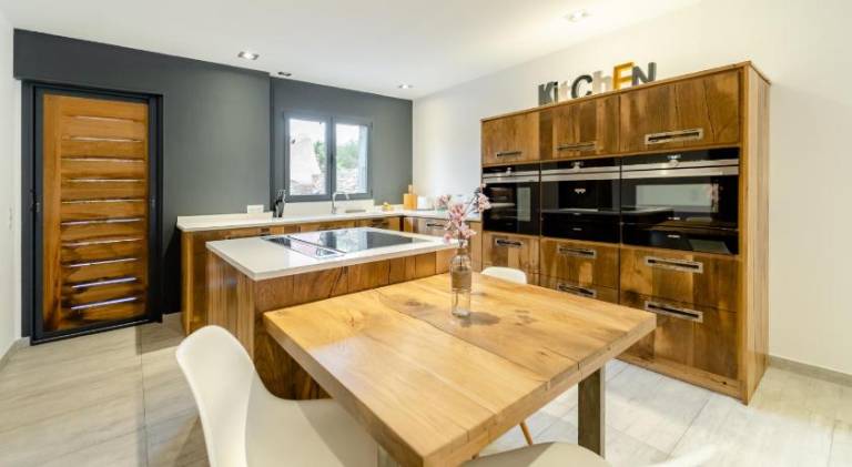 Serviced apartment with pool, garden & patio — photo 4