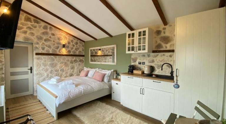 Vacation home with yard, terrace & grill in Ioannina