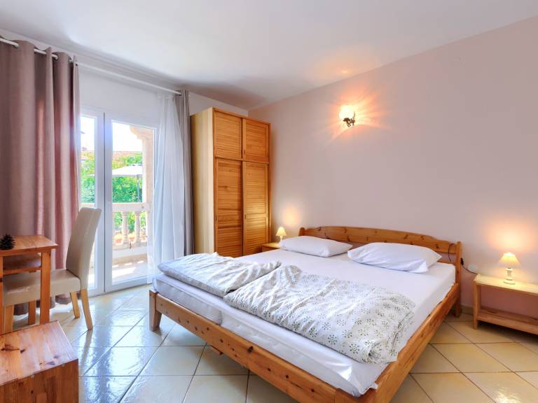 Holiday apartment with pool & garden — photo 4