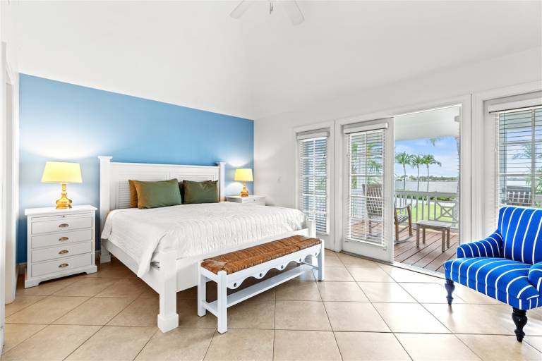 Vacation home with heated pool & barbecue | Water view — photo 3