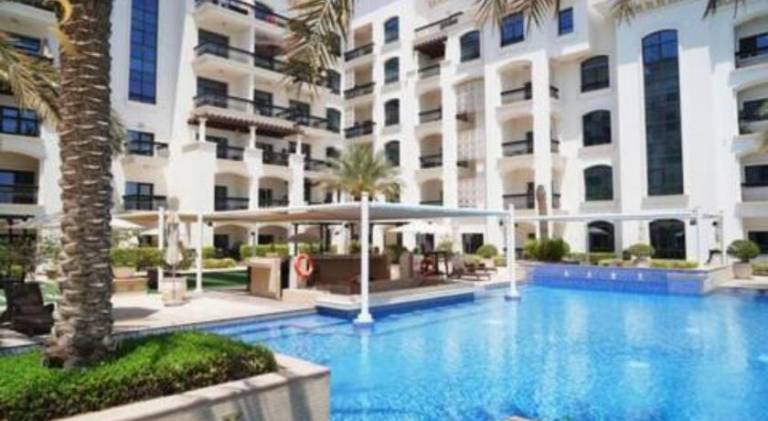 Rental apartment with BBQ, yard & jacuzzi — photo 3