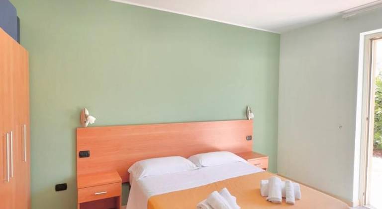Lovely serviced apartment with patio, pool & garden | Pet-friendly — photo 2