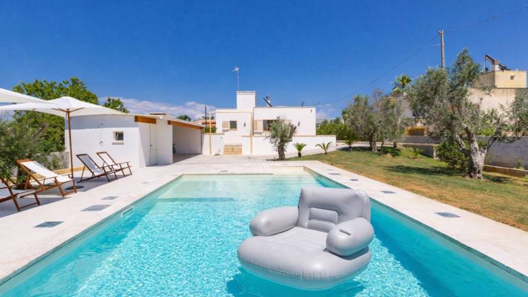 Villa with jacuzzi, grill & private pool — photo 2