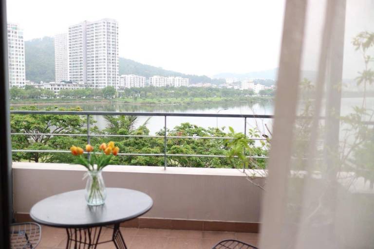 Villa with BBQ, pool & yard | Water view | Good for workation | Pets allowed in Ha Long