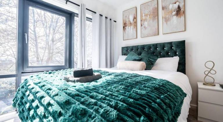 Leeds Luxury Apartment - Free Parking -Sleeps 12 — photo 2