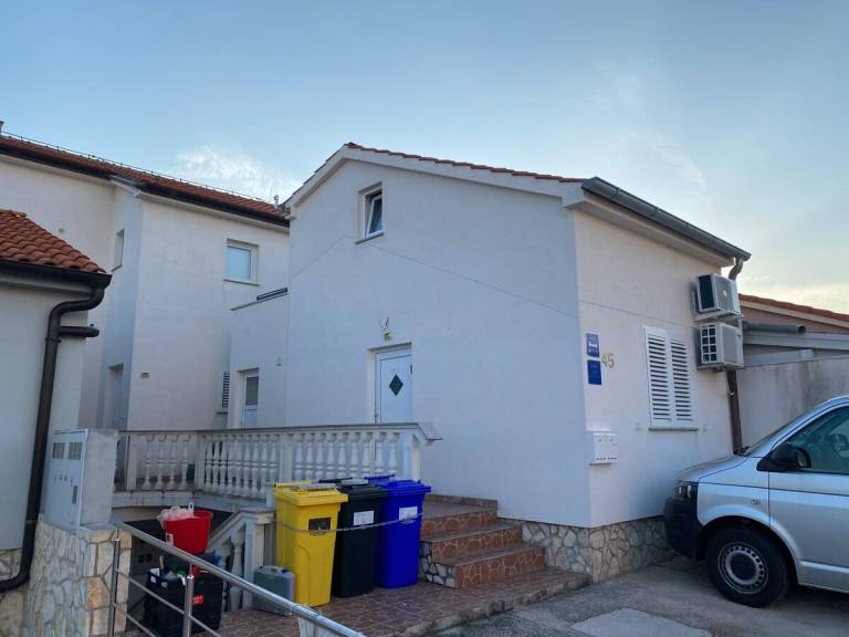 Nice apartment with garden | Pets are welcome in Omisalj