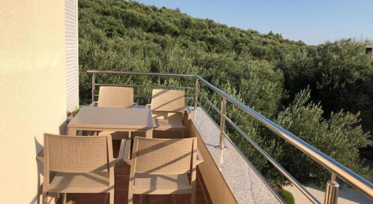 Apartment with terrace, BBQ & yard — photo 4