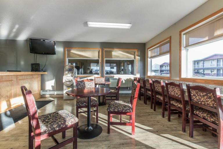 Empire Inn & Suites — photo 4