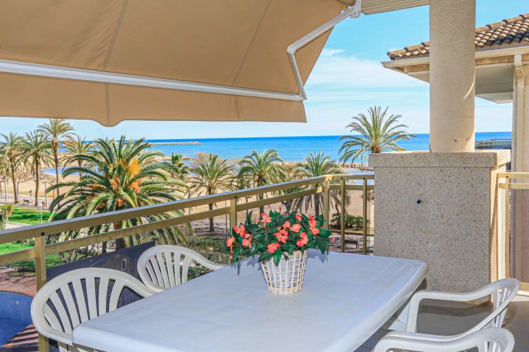 Charming holiday apartment with terrace, yard & pool | Next to the beach | Pet-friendly in Cambrils