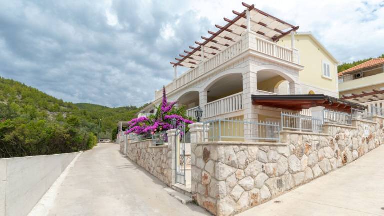 Villa with grill, yard & terrace — photo 5
