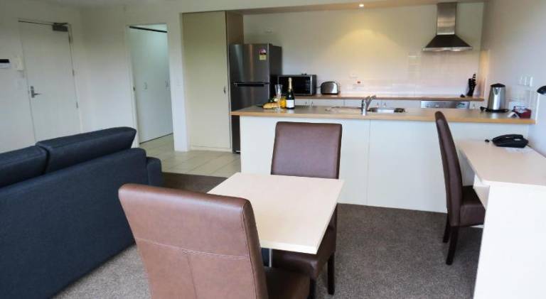 Serviced apartment with pool, barbecue & yard — photo 3