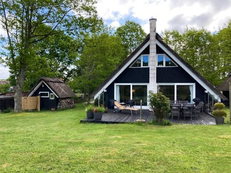 Children-friendly charming vacation home with patio, BBQ & garden | Water view | Perfect for remote work | Dogs allowed — photo 3