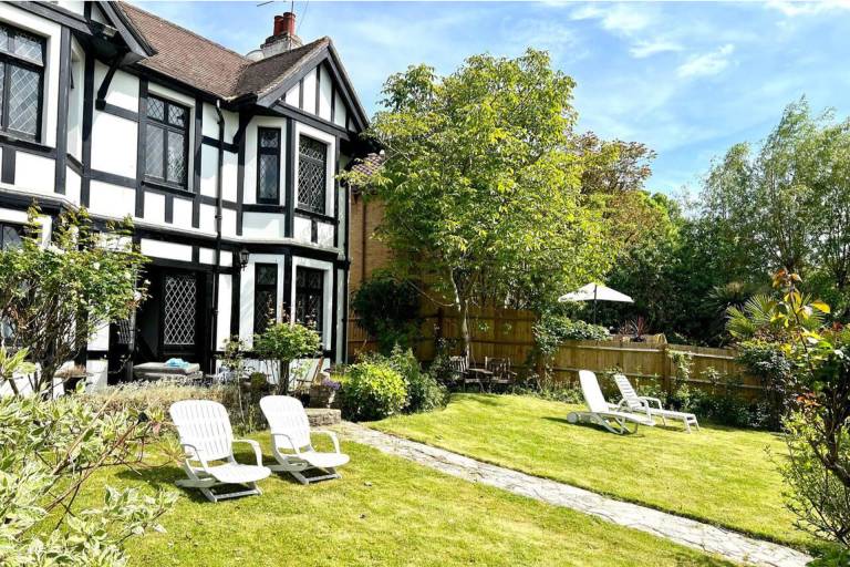 Sleeps 8 Thamefront Gem w PetsOK Free Parking