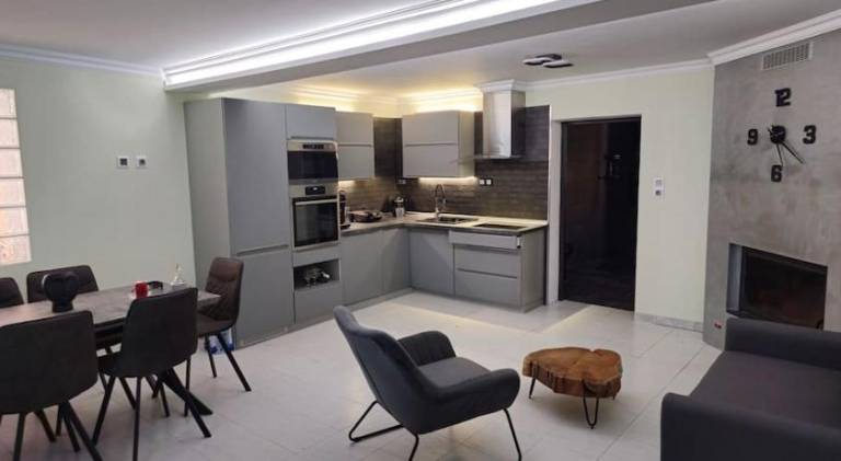 Villa with patio, BBQ & yard | Suitable for remote work — photo 3