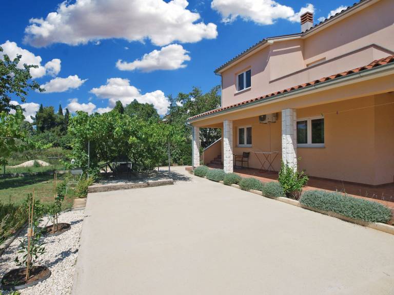 Holiday apartment with terrace, garden & grill — photo 4