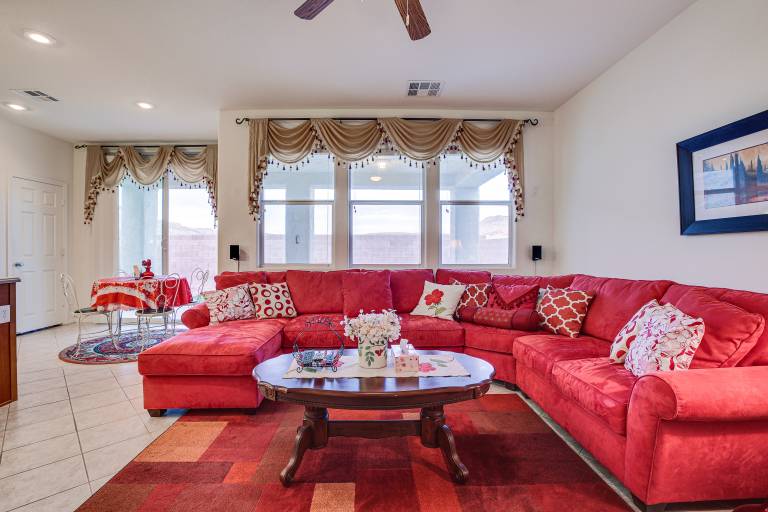 Las Vegas Home w Mtn Views 13 Mi to the Strip