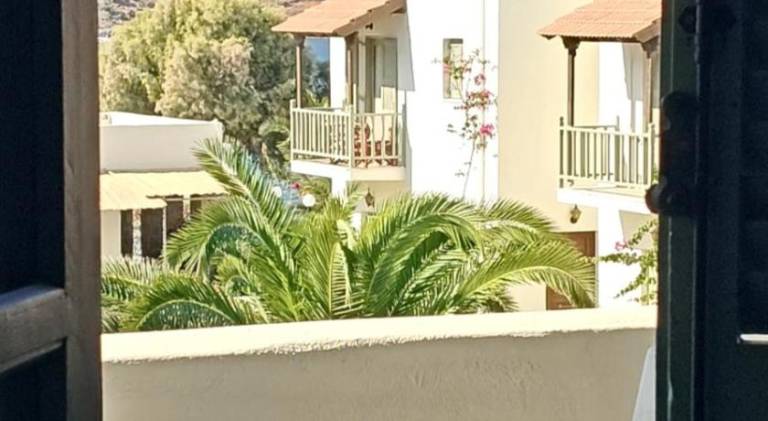 Serviced apartment with patio, pool & garden — photo 2