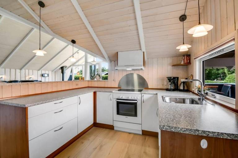 Vacation home with terrace, sauna & hot tub — photo 2