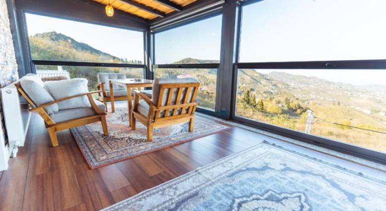 Serviced apartment with hot tub, patio & yard | Perfect for remote work — photo 3