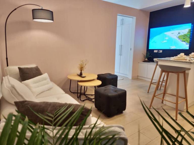 Modern Stylish Cozy Venice BGC Airport & Balcony in Taguig