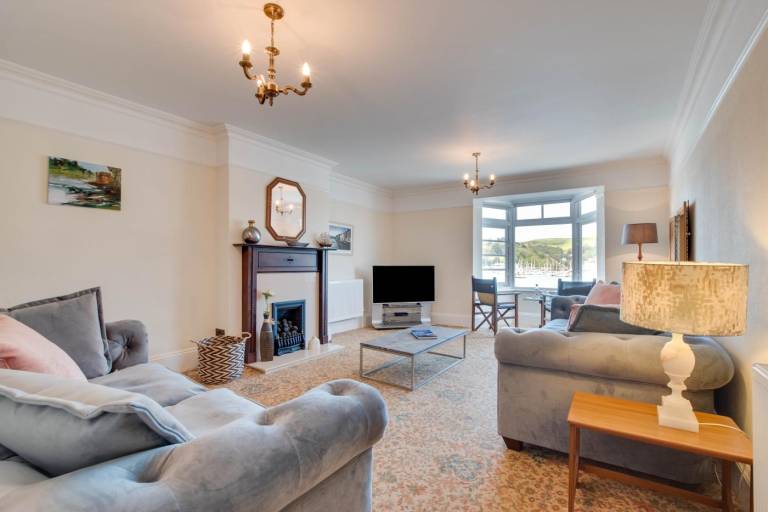 Fully equipped holiday apartment with hot tub | Water view | Pets allowed in Dartmouth