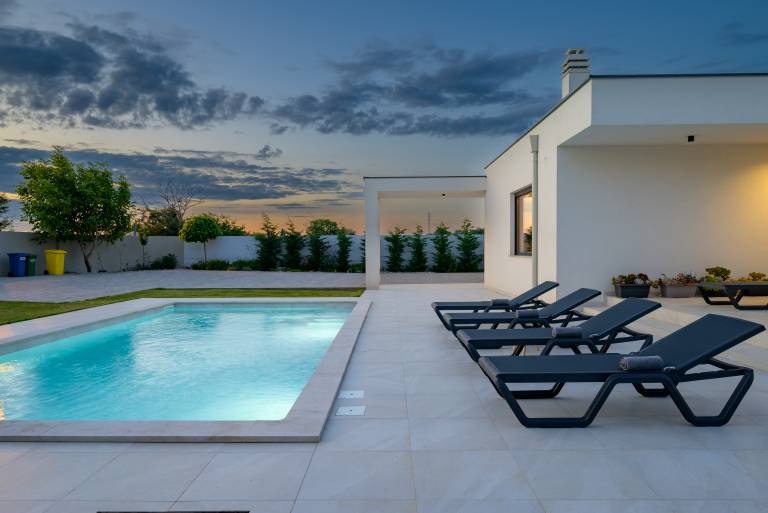 Villa with pool, patio & barbeque — photo 4