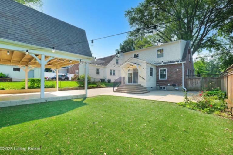 House with yard — photo 3