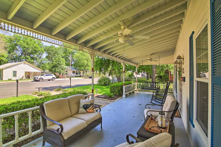 Grand Fredericksburg Retreat - Walk to Main St! — photo 2