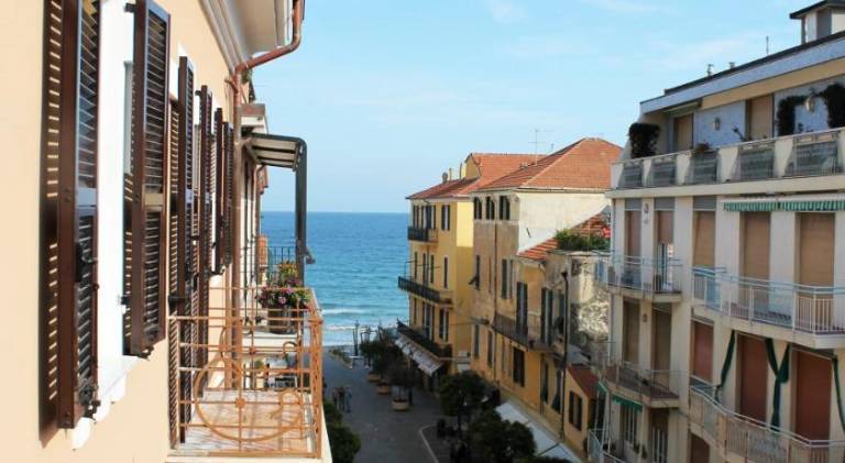 House with 2 rooms for 6 persons in Laigueglia