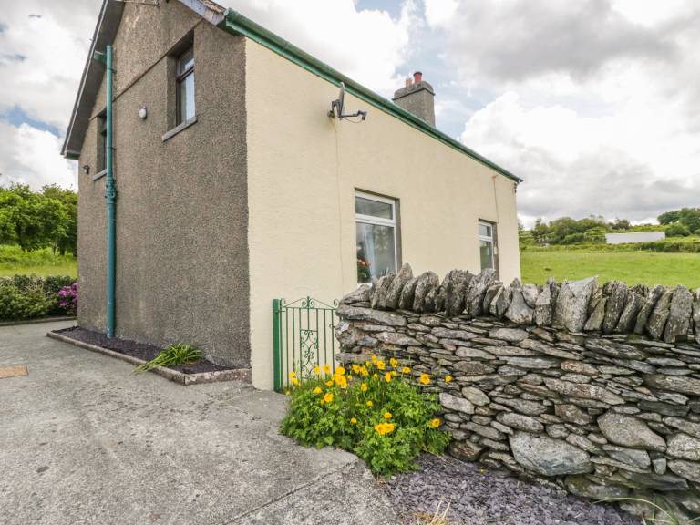 Children-friendly wonderful cottage with yard | Pets are welcome — photo 2