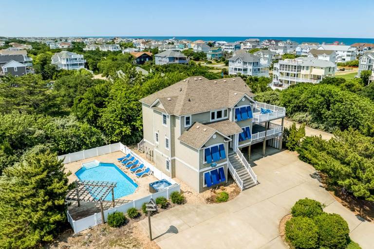 Family-oriented house with heated pool, barbeque & jacuzzi | Close to the beach | Pets are welcome in Outer Banks, NC
