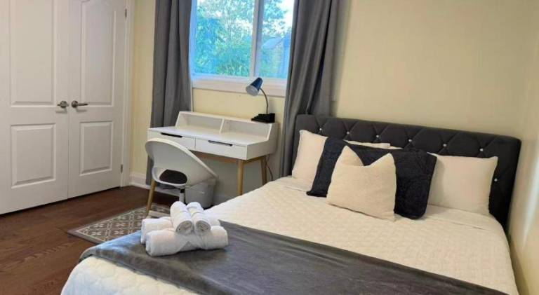 Quiet Queen Bedroom near Finch Birchmunt