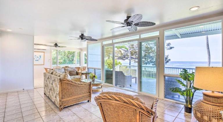 Bright and Airy Beach House with Oceanfront Views — photo 4
