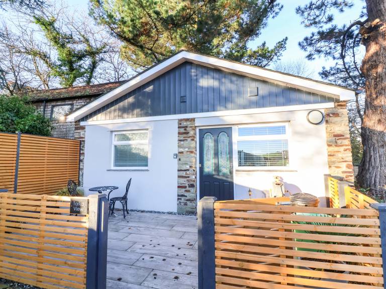 Family-oriented wonderful cottage with jacuzzi, grill & yard | Beach view | Pets allowed in Bideford
