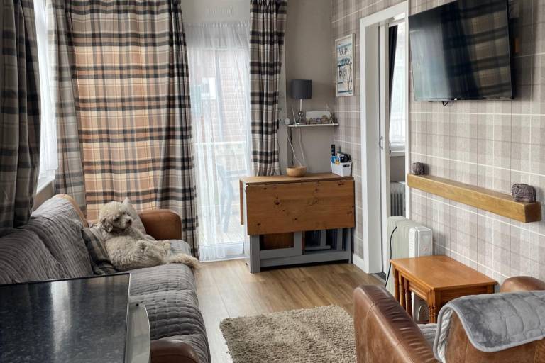 2Bed Chalet Sleeps 4- Garden, Balcony, Pets, Beach — photo 4