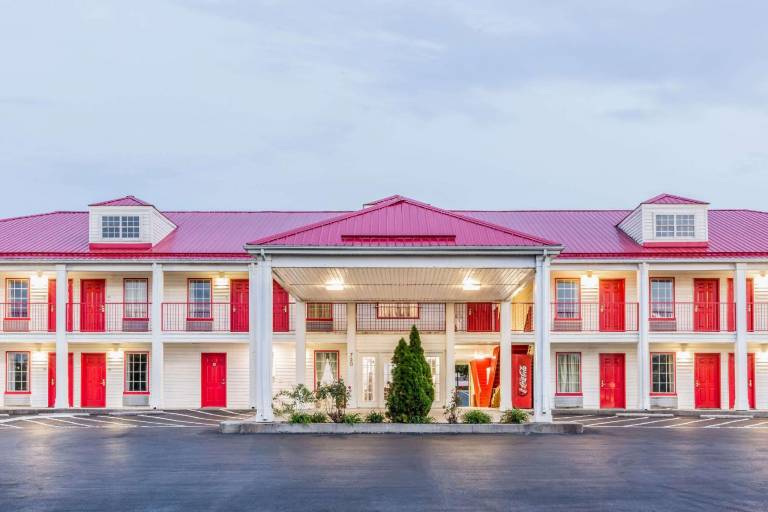 Super 8 By Wyndham Clinton in Clinton, TN