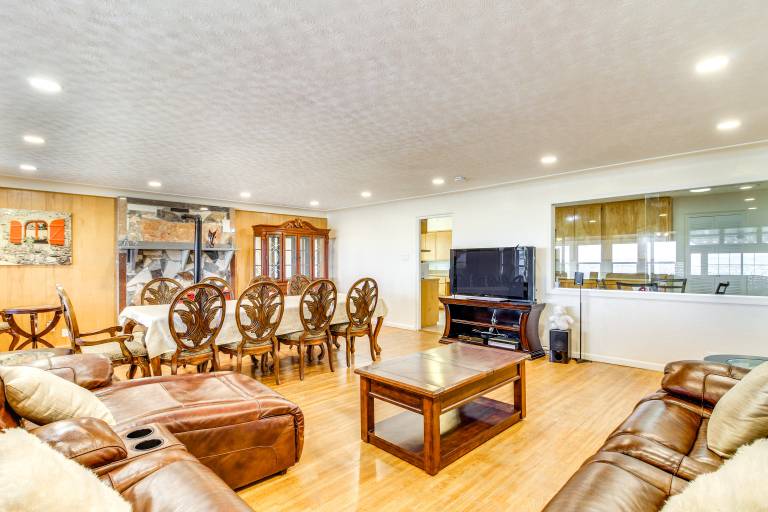 6 Mi to UNM Albuquerque Family Abode w Views