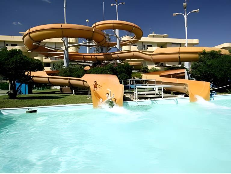 Pleasant serviced apartment with patio, pool & yard | Next to the beach | Perfect for remote work | Pets allowed — photo 3