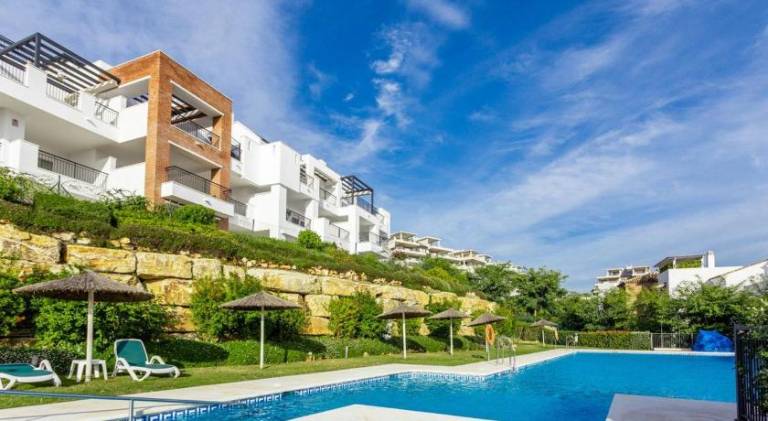Fully equipped spacious holiday apartment with garden, private pool & patio | Perfect for remote work | Dogs allowed — photo 3
