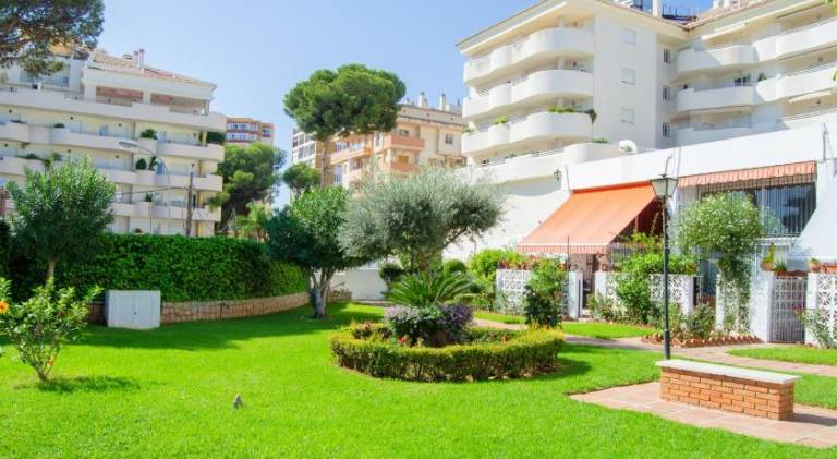 Holiday apartment with terrace, pool & garden — photo 4