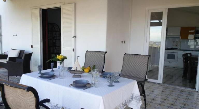 Rental apartment with patio, yard & grill in Serrara Fontana