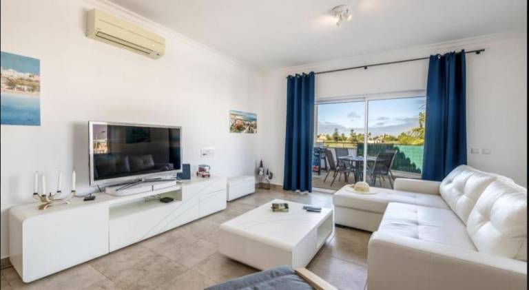 Apartment with pool, hot tub & patio in Lagos