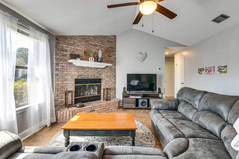 Families w/ Pets! Emerald Coast Home 9 Mi to Beach in Fort Walton Beach, FL