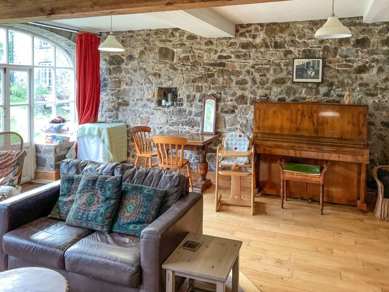 Family-oriented lovely cottage with yard | River view | Dogs allowed — photo 4