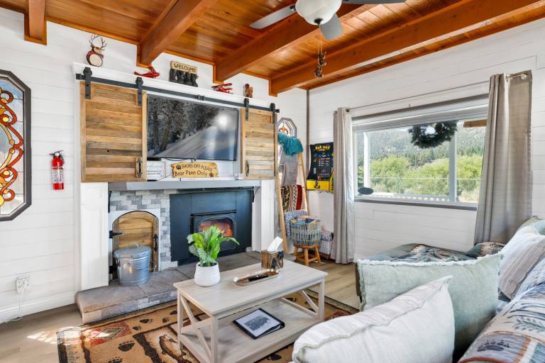Jay Bird Landing Escape at Big Bear- Hot Tub- — photo 3