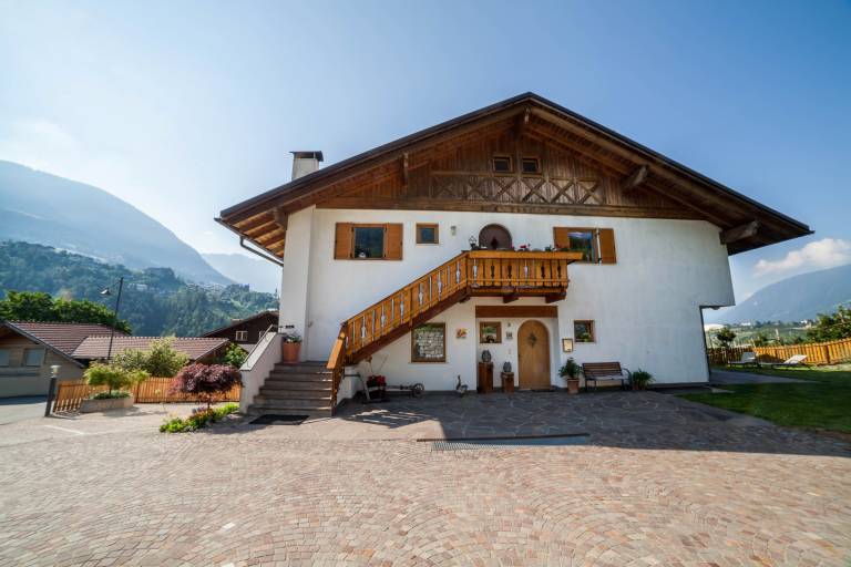 Apartment "Langeshof - Löwenzahn" with Mountain View, Garden & Wi-Fi in Marlengo