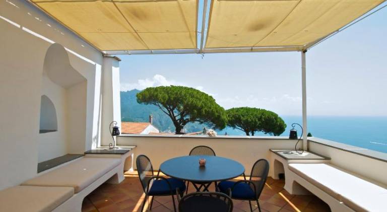 Serviced apartment with garden, terrace & pool — photo 3