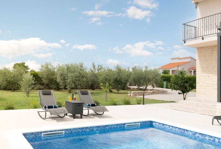 Family-oriented villa with pool & grill | Pool view | Pets are welcome — photo 5