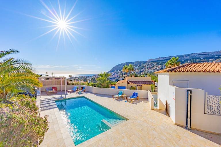 Villa with grill, patio & private pool in Alicante