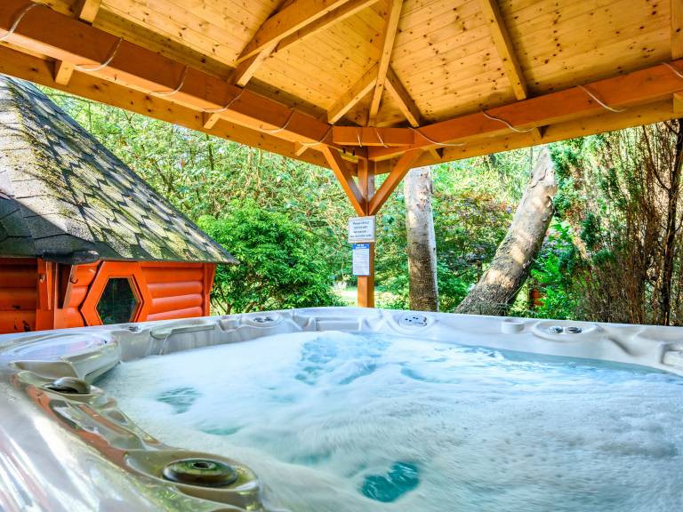 Child-friendly charming cottage with hot tub, sauna & yard | Pets allowed — photo 3
